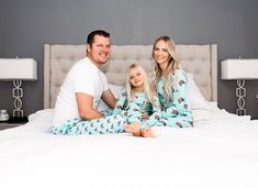 Bed Family Photoshoot, Baby Footie Pajamas, Family Bed, Footie Pajama, Family Christmas Pajamas, Matching Family Pajamas, Ideas Family, Family Pajamas, Christmas Photography