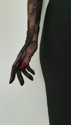 Scarlett Dragna, Gloves Aesthetic, Black Lace Gloves, Outfit Vintage, Dark Feminine Aesthetic, Lace Gloves, Estilo Chic, The Great Gatsby, Feminine Aesthetic