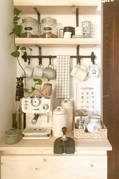 Harmonie de couleurs pour la cuisine Small Space Mug Storage, Sinks Without Windows, Glasses On Floating Shelves, Coffee Bar By Fridge, Coffee Corner Shelves Ideas, Cute Coffee Nook, Tiny Coffee Station Ideas, Tiny House Coffee Bar, Earthy Apartment Aesthetic Kitchen