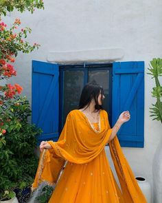 Kurti Poses, Female Portrait Poses, Desi Aesthetics, Traditional Indian Dress, Punjabi Dress, Peace Illustration, Desi Fashion Casual, Face Aesthetic, Indian Dresses Traditional