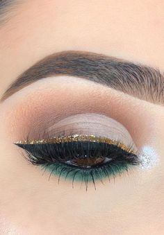 Natural Makeup With Emerald Green, Emerland Green Makeup, Eyeshadow To Match Green Dress, Emerald Green Eye Look, Emerald Green Under Eye Makeup, Green Eye Makeup For Hooded Eyes, Dark Green And Gold Eye Makeup, Teal Green Eye Makeup, Emerald Green And Silver Eye Makeup