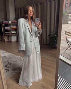 Aesthetic Instagram Photos, Colors Outfit, Sneaker Ball, Casual Glam, 파티 드레스, Linen Fashion, Skirt Trends, Autumn 2023, Minimal Outfit