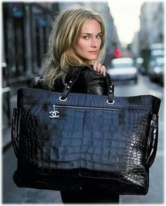 Chanel Moda Chanel, Chanel Cruise, Chanel Couture, Black Bag, In The Bag, Beautiful Bags, Chanel Handbags