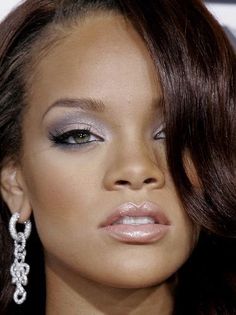 Purple Gray Eyeshadow, Purple Eyeshadow On Black Women, Blue Grey Eyeshadow, Purple Eyeshadow Blue Eyes, Gray Eyeshadow Looks, Grey Eyeshadow Looks, Early 2000s Makeup, Gray Eyeshadow, 2000s Makeup Looks