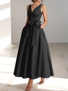 Fitted Cocktail Dress Classy, Tea Length Mother Of The Bride Dress, Edgy Mother Of The Bride Dresses, Mother Of The Groom Black Tie, Youthful Mother Of The Bride Dresses, Mother Of The Bride Dresses Fall Wedding, Cocktail Dresses For Women In Their 40s, Mother Of The Bride Dress Black, Womens Semi Formal Attire