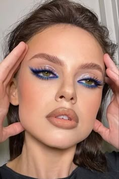 Silver And Dark Blue Makeup, Blue Eyeliner Makeup Blue Eyes, Make Up Coachella, Blue Under Eye Makeup, Blue Eye Shadow Looks, Coachella Makeup Ideas, Blue Makeup Aesthetic, Blue Glam Makeup, Blue Eyeliner Makeup