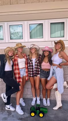 Country Outfits Hoco Week, Farmer Spirit Week Outfit, Country School Spirit Day, Western Outfits Football Theme, Rodeo Day Spirit Week, Wild West Vs West Coast Spirit Week, Music Genre Day Spirit Week Outfits, Spirit Week Western Day, Western Game Day Outfits