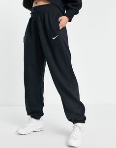 Joggers by Nike Can't go wrong in sweats Elasticized waistband Side pockets Nike embroidery detail Elastic cuffs Oversized, tapered fit | Nike Phoenix Fleece oversized sweatpants in black Nike Oversized Joggers, Jogging Bottoms Nike, Nike Oversized Sweatpants, Black Oversized Sweatpants, Nike Joggers Outfit Women, Nike Phoenix Fleece, Sweatpants Oversized, Jogging Nike, Black Nike Joggers