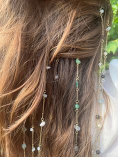 Crystal Hair Charms, Hippie Hair Jewelry, Hair Crystal Accessories, How To Make Hair Charms, Gemstone Hairstyle, Charms In Hair, Crystals In Hair, Hair Beads Hairstyles, Braids With Charms