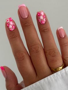 short pink nails with flowers Cute Nails For Spring Short, Arcrliyic Nails Designs Short, Nail Kids Designs, Kids Nail Designs Simple Cute, Nail Idea For Kids, Cute Short Nails For Kids, Spring Nails For Kids, Cute Kid Nails Ideas, Nail Designs For Kids Cute