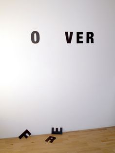 there are letters that spell out the word'o'in front of a white wall