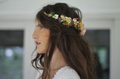 This stunning floral crown is made of an assortment of real dried flowers in different shapes, colours and sizes, all wrapped around a metal base. The headband is made out of a flexible type of metal, allowing the size to be easily adjusted and become bigger or smaller by stretching out the metal of headband or squeezing it inward. On top of that, you have the freedom to choose if you want to wear it on the front of the head, like an impressive flower wreath, or in the back of the head, like a G Chic Bridal Hair, Wedding Crown Floral, Bridal Jewerly, Simple Flower Crown, Goddess Headband, Floral Tiara, Flower Tiara, Flower Crown Hairstyle, Hair Accessories Wedding