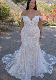 Full body front view of evangeline by elysee Curvy Wedding Dress, Curvy Wedding, Wedding Dresses Mermaid Sweetheart, Plus Wedding Dresses, Plus Size Wedding Gowns, Curvy Bride, Dream Wedding Ideas Dresses, A Wedding Dress, Wedding Dresses Plus Size