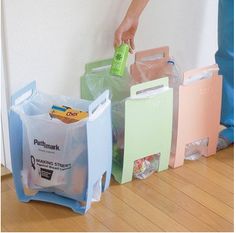 marcos que llevan a cabo las bolsas de plástico, utilizados para el reciclaje Trash Segregation, Recycle Bin, Small Kitchen Storage, Plastic Grocery Bags, Recycling Center, Organisation Hacks, Plastic Bottle Crafts, Reduce Reuse Recycle, Recycled Projects