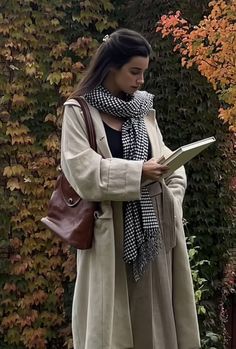 Navy Corduroy Jacket Outfit, Rainy Day Chic Outfit, Rainy Day Outfit Korean, Dark Academia Women, Rainy Day Outfits, Chique Outfits, Day Outfits, Classy Fashion, Alexa Chung