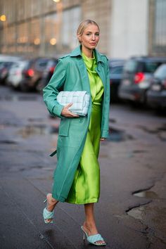 Green Trench Coat, Copenhagen Fashion, Popsugar Fashion, Copenhagen Style, Copenhagen Fashion Week, Estilo Chic, Street Style Trends, Green Outfit, 2020 Fashion