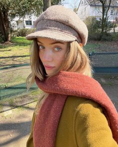 Nanda on Instagram: “👋🏼👧🏼 Zwischen Outfits, Interior, Umzug 2 und 3. Ich will ehrlich sein mein Gehirn läuft über. Ich hab bestimmt 6 to do listen…” Autumn Hat, Autumn Hat Outfit, Fall Hat, Paperboy Hat Outfit, Nanda Schwarz Outfit, Paperboy Hat Outfit Women, Fall Hats For Women Outfits, Fall Hats For Women, Fall Hat Outfits