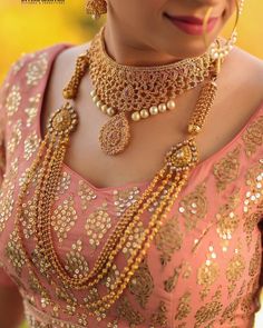 Bridal Gold Necklace, Wedding Jewelry Sets Bridal Jewellery, Gold Bridal Necklace, Antique Necklaces, Indian Bridal Jewelry Sets, Gold Necklace Indian, Gold Jewellry, Choker Designs, Gold Necklace Indian Bridal Jewelry