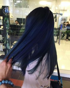 Kim Kardashian may be hailed as the queen of contouring, but King Kylie takes… Deep Blue Hair, Medium Balayage, Blonde Grunge, Streaks Hair, Honey Ideas, Kylie Jenner Hair Color, Grunge Ideas, Easy Straight Hairstyles, Jenner Hair