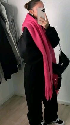 Sweden Street Style, Pink Scarf Outfit, Cold Outfit, Mode Ulzzang, Pink Scarf, Autumn Fits