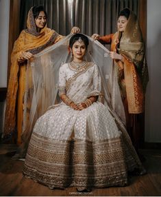 Mehandi Night, Muslim Bride Dress, Mehandi Bride, Beautiful Bridal Makeup, Best Indian Wedding Dresses, Hijabi Brides, Muslim Wedding Photography, Bridesmaid Photoshoot, Muslimah Wedding Dress