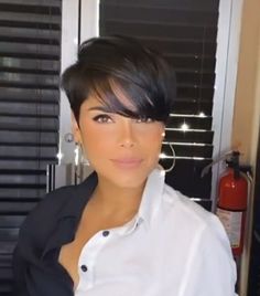 Black Short Bob Hairstyles, Feathered Haircut, Black Short Bob, Haircut For Black Women, Sleek Short Hair, Short Black Hair, Short Hair Images, Short Hair Hacks