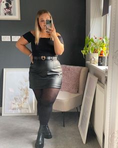 Black Leather Skirt Outfit Midsize, Leather Skirt Outfit Midsize, Midsize Leather Skirt Outfit, Outfits With Leather Skirt, Chubby Girls Outfit, Sylvester Outfit, Outfits Curvy Women, Outfit Gorditas, Outfits For Curvy Women