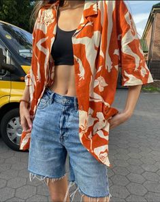 Hawaiian Shirt Party Outfit, Tropical Shirts Women, Summer Outfits 2023 Tomboy, Aesthetic Summer Fits Beach, Beach Masc Outfit, Fun Beach Outfits, Colorful Button Down Shirt Outfit, Masc Fits Summer, Jorts Summer Outfits Aesthetic