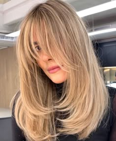 Medium Flat Hair Styles, Long Fringe Medium Length Hair, Side Fringe Long Hair Layers, Long Fringes For Long Hair, Long Hair Trend 2023, Long Bangs On Long Hair, Long Layers Face Framing Medium Length Hair, Round Layers Medium Hair, Layered Fringe Hair Face Framing