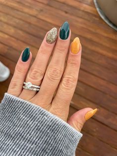 Short Oval Nails Designs Fall, Nails With Accent Nail Glitter, Nail Color Ideas For September, Acrylic Accent Nail Ideas, Simple Late Summer Nails, September Oval Nails, Acrylic Nail Designs 2023 Trends, September Nails Dip, 3 Color Nails Design