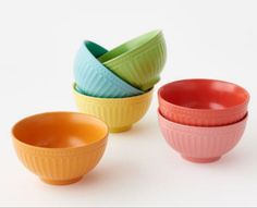 four bowls are lined up in different colors