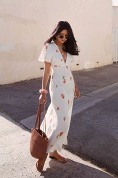 White Floral Dress Long, Sukienki Maksi, Zara Maxi Dress, Wedding Guest Outfit Summer Casual, Cozy Dress, Stil Boho, Wedding Guest Outfit Summer, Brown Bag, Summer Dress Outfits