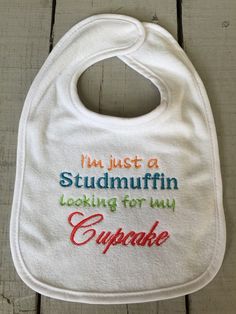 Bib Sayings, Things For Babies, Baby Sayings, Funny Baby Shower Gifts, Nerdy Baby, Shower Stuff