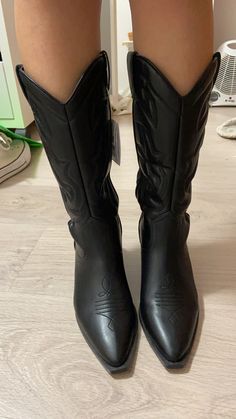 Mia Boots, Black Cowgirl Boots, Cowgirl Style Outfits, Black Cowboy Boots, Birthday Fits, Cowgirl Aesthetic, Black Cowboy, Hot Boots, Leather Western Boots