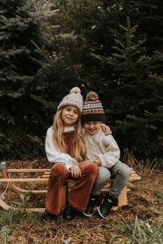 Christmas Tree Sibling Photos, Christmas Tree Outdoor Photography, Easy Christmas Photoshoot Ideas Outside, Winter Session Photography, Moody Christmas Minis, Kids Outdoor Christmas Photoshoot, Outside Christmas Pictures Family