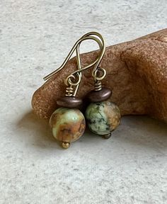 small green brown African Turquoise dangle earrings * round African Turquoise gemstone beads - 8mm * matte green color with brown and black * matte brown glass disc sits on top * antiqued brass hook ear wires * total length - 1 1/8" * you can enter my shop here:    gypsydangles.etsy.com Boho Earrings Diy, Handmade Earings, Beading Bracelets, Boho Jewelry Diy, Diy Earrings Easy, Turquoise Dangle Earrings, Popular Earrings, Wire Wrapped Jewelry Diy, Matte Green