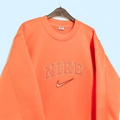 Colorful Nike Hoodies, Pull Nike Vintage, Cute Nike Sweatshirts, Sweaters For School, Nike Crewnecks, Vintage Nike Sweatshirts, Crewnecks For Women, Sweaters Nike, Nike Hoodies