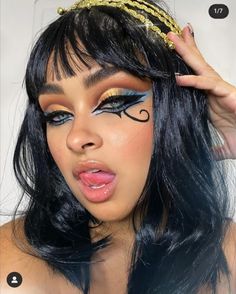 ancient Egyptian makeup Eygptain Makeup, Egypt Eyeliner, Cleopatra Eyeliner, Egyptian Makeup Goddesses, Ancient Egypt Makeup, Ancient Egyptian Hairstyles, Ancient Egyptian Makeup, Egypt Accessories