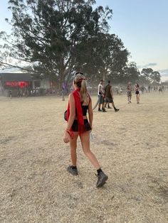 #pitch#outfits#festivaloutfit Glastonbury Festival Outfit Ideas 2024, Lovin Life Music Fest Outfits, Primavera Festival Outfit, Sziget Festival Outfit, Festival Outfit Aesthetic Uk, Btv Outfits 2024, Festival Outfit Inspo 2024, Uk Festival Outfit 2024, Bush Doof Outfits