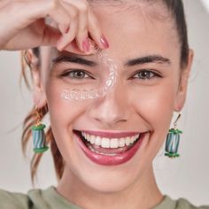 Comecei a usar aparelho transparente e esse foi o resultado » STEAL THE LOOK Dentist Ideas, Dentistry Design, Dental Pictures, Dental Photos, Dental Social Media, Female Dentist, Dental Logo Design, Dental Posts