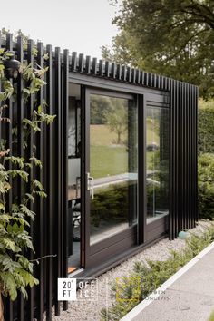 Luxe tuinkantoor verzonken in uitgestrekte tuin van Hoog-Soeren. Office Container, Shipping Container Home Designs, Patio Garden Design, Timber Cladding, Container House Design, Shipping Container Homes, Shipping Containers, Container Home, Container Homes