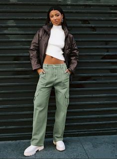 princess polly cargo pants, cargo pants, trendy outfit, cargo pants outfit, back to school, back to school outfit, college outfit Green Pants Outfit Ideas, Army Green Pants Outfit, Olive Pants Outfit, Green Pants Outfit, Silver Pants, Army Green Pants, Concert Outfit Ideas, Olive Pants, Olive Green Pants