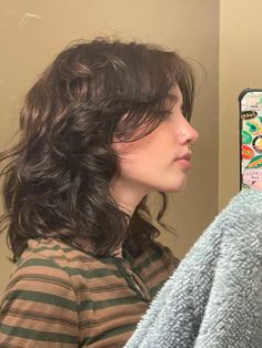 Shag Hair Aesthetic, Short Butterfly Haircut Curly, Wolfhaircut Short Hair, Wolfcut 2b Hair, Haircut For Wavy Hair Short, Shoulder Length Wolf Cut Wavy Hair, Mullet Hairstyle Women Wavy Hair, Layer Short Haircut Mid Length, Medium Length Haircut Alt