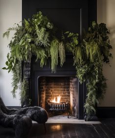 Fireplace Mantel Christmas decor Faux Black Fireplace, Gothic Mantel Decor, Plants On Fireplace Mantle, Green Fireplace Mantle, Inside Fireplace Decor Ideas, Green Black Living Room, Dark Moody Christmas Decor, Greenery Mantle Decor, Plant Fireplace