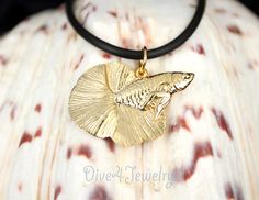 "Highly detailed - 3D ~ Betta Fish in either Solid 925 Sterling silver gold plated or Solid 9K Yellow Gold (Pick from the drop-down menu) Comes with one Black Neoprene Necklace: 16-17\" or 18-19\" or 17\" Gold tone Ball Chain Fish Size: 2.22cm(H) x 3.06cm(W) x 0.45cm(T) Total drop length (with bail/Jump ring): 2.4cm Pendant Weight: Pendant Metal Type: Solid 925 STERLING SILVER with Gold Plated Finish : approx. 4.8grams, Hallmarked 925 or Solid 9K Yellow Gold (Solid - Not Hollow, Not Plated/Bonde Dove Jewelry, Fish Pendant Necklace, Halfmoon Betta, Fish Aquarium, Fish Pendant, Aquarium Fish Tank, Betta Fish, Aquarium Fish, Necklace Sterling Silver