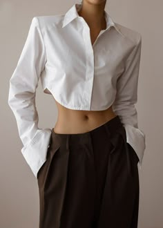 Uma Cropped Shirt - White Shirt The Frankie Shop Cropped White Shirt Outfit, Cropped Button Up Shirt Outfit, Cropped White Shirt, Ropa Upcycling, Cropped Button Up Shirt, White Fits, Cropped Button Down, Tshirt Outfit, Simple Wardrobe