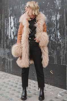 70s Snow Fashion, Fur Collar Coat Outfit, Edgy Coat, Sherling Coat, Fur Coat Outfit, Winter Coat Outfits, Coated Leggings, 2023 Outfits, Fall Ootd