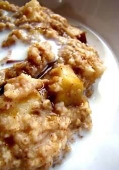 a recipe for apple crisp on a plate with information about the ingredients and how to use it