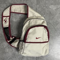 Nike Sling Bag Men, Nike Sling Bag, Sling Bag Outfit, Vintage Sling Bag, 2000s Bags, Nike Bag, One Strap Backpack, Stylish School Bags, Inside My Bag