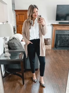 Joggers Business Casual Work Outfits, Jogger Outfit Work, Work Joggers Outfit, Jogger Business Casual, Dress Pants Outfits Winter, Joggers Work Outfit Women, Work Outfits Black Pants, Black Jogger Pants Outfit Dressy, Womens Joggers Outfit Dressy